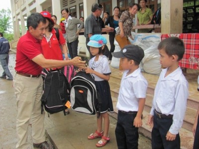 Tổ chức Cứu trợ trẻ em quốc tế tại Việt Nam trao quà tặng hộ nghèo, trẻ em vùng lũ  - ảnh 1